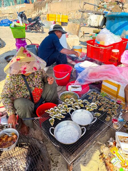 THƯỞNG THỨC CƠM CHÁY CÁ KHO ĐẬM ĐÀ TẠI BÃI THỦY TIÊN